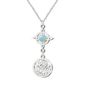Colgante de acero plateado con Nudo de Bruja conteniendo una piedra Opalina (iridiscente) y medalla del Tetragrammatón. Amuleto de conexión angelical y equilibrio emocional.