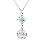 Colgante de acero plateado con Nudo de Bruja conteniendo una piedra Opalina (iridiscente) y medalla del Tetragrammatón. Amuleto de conexión angelical y equilibrio emocional.