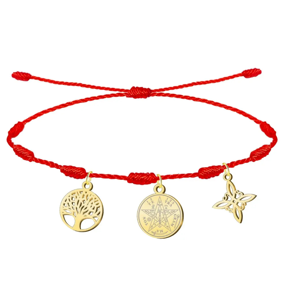 Pulsera de hilo rojo 7 nudos con tres amuletos en acero inoxidable dorado: Árbol de la Vida (izquierda), el poderoso sello del Tetragramatón (centro) y Nudo de Bruja (derecha).