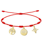 Pulsera de hilo rojo 7 nudos con tres amuletos en acero inoxidable dorado: Árbol de la Vida (izquierda), el poderoso sello del Tetragramatón (centro) y Nudo de Bruja (derecha).