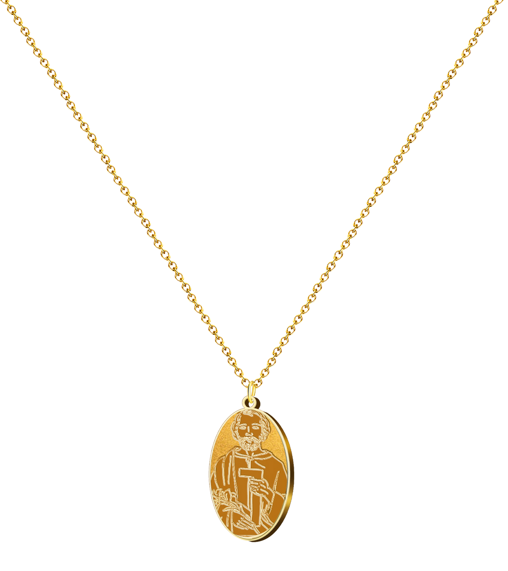 Colgante con medalla ovalada de San José Obrero en acero inoxidable, disponible en acabado dorado, mostrando al santo grabado con una escuadra de carpintero y un lirio.