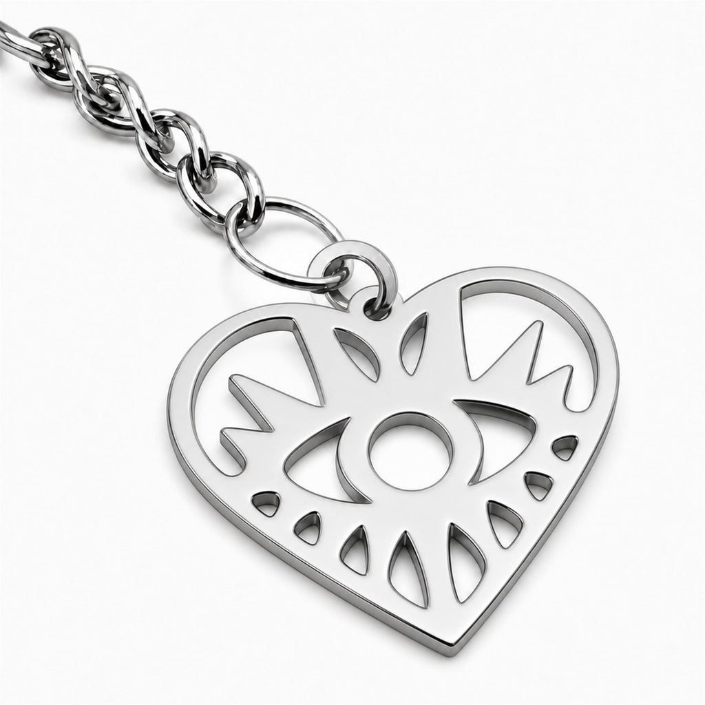 Detalle del corazón plateado calado con Ojo Turco central y aberturas en forma de gota
