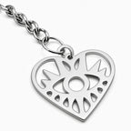 Detalle del corazón plateado calado con Ojo Turco central y aberturas en forma de gota