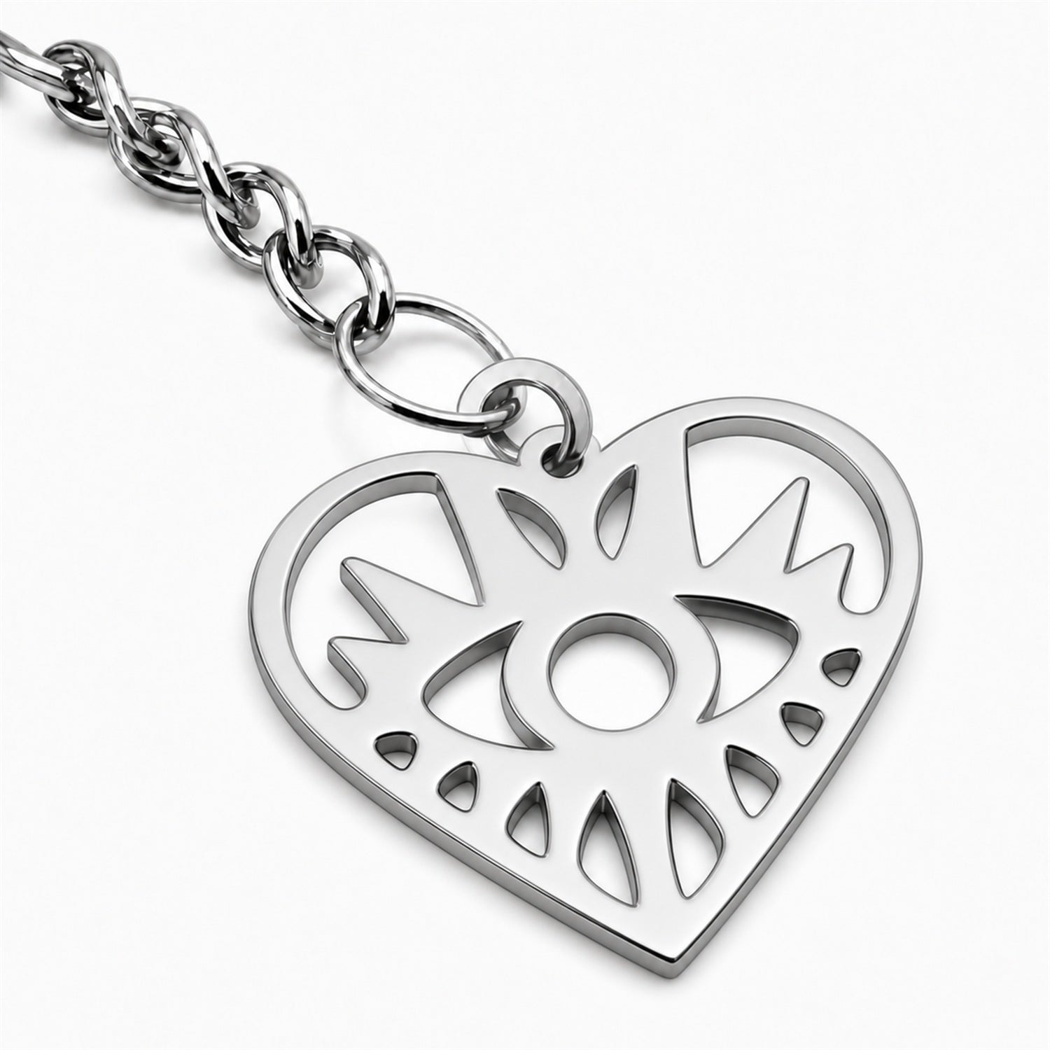 Detalle del corazón plateado calado con Ojo Turco central y aberturas en forma de gota