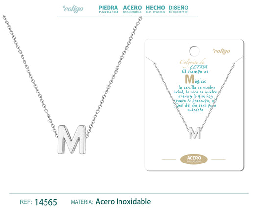 Collar Letra M Acero color Plateado