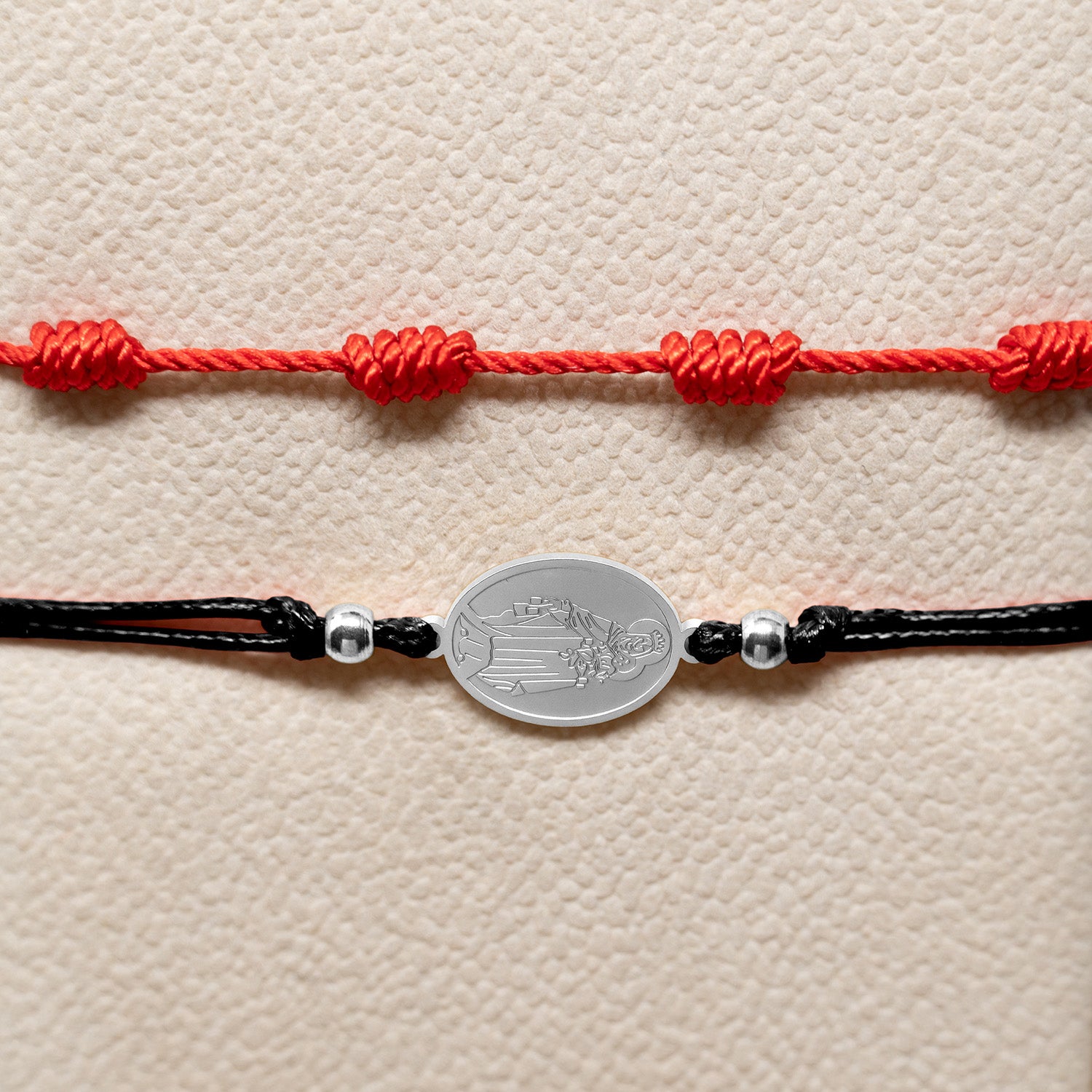 Pulsera Medalla de Virgen del Carmen con Hilo Negro en Acero Plateado