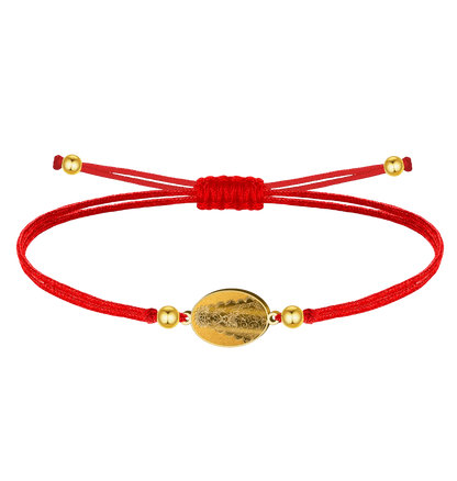 Pulsera de hilo encerado rojo con medalla ovalada de la Virgen del Rocío y cuentas en acero dorado