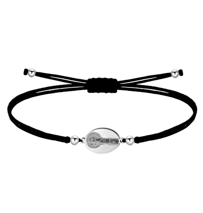 Pulsera de hilo negro encerado resistente con medalla ovalada de la Virgen del Pilar en acero plateado y nudos ajustables.