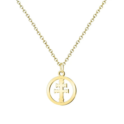 Colgante tipo medalla redonda y calada con la Cruz de Caravaca en acero inoxidable dorado, con cadena a juego sobre fondo de pergamino religioso