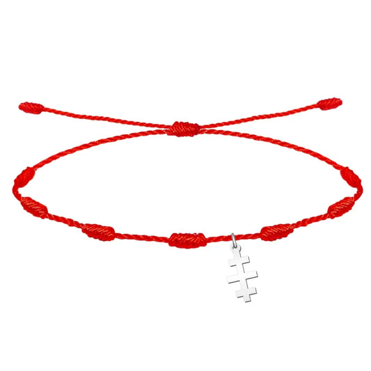 Pulsera de hilo rojo entrelazado con nudos y colgante de Cruz de las Catacumbas en acabado plateado.