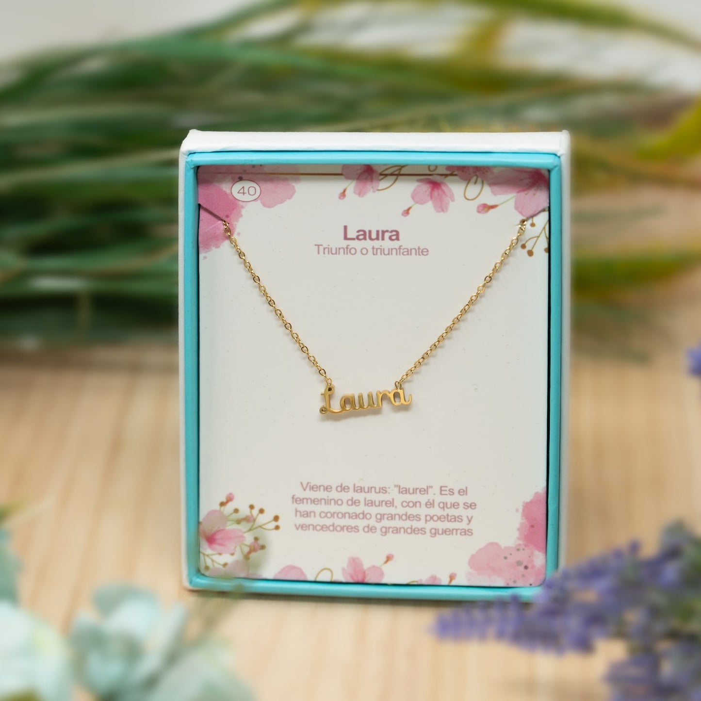 Collar Nombre  Laura Acero color Dorado