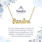 Collar con nombre Sandra diseño de caligrafía elegante bañado en oro 14k significado de protectora y carisma.