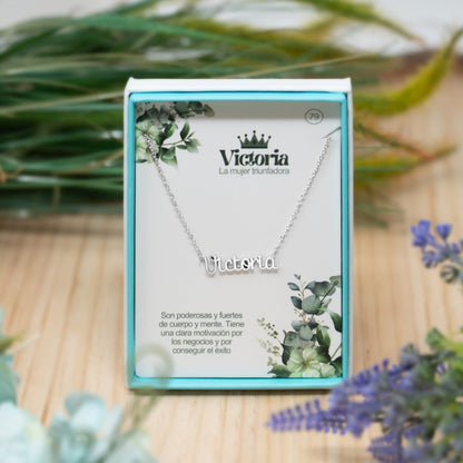 Collar Nombre  Victoria Acero color Plateado
