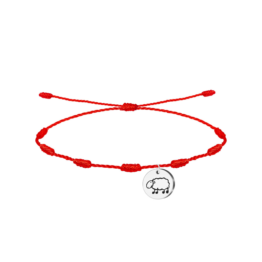 Pulsera de hilo rojo 7 nudos con charm de oveja Ardi Latxa plateada en acero, tarjeta con mensaje sobre valorar a las personas