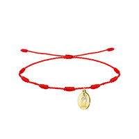 Pulsera de hilo rojo 7 nudos con medalla dorada de la Virgen Blanca (Birjina Zuria), tarjeta con frase sobre afrontar el pasado y el futuro con valentía