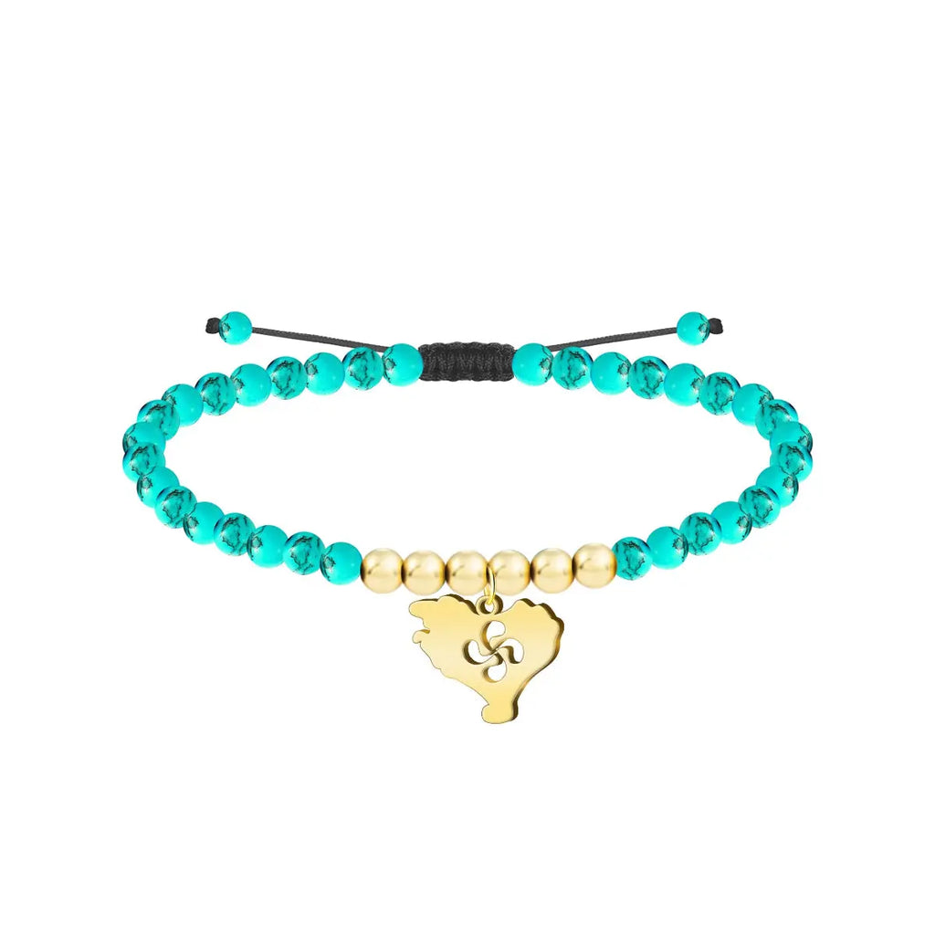 Pulsera de cuentas turquesas con charm del mapa de Euskal Herria dorado, tarjeta con frase nostálgica en euskera sobre lo difícil que es olvidar