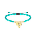 Pulsera de cuentas turquesas con charm del mapa de Euskal Herria dorado, tarjeta con frase nostálgica en euskera sobre lo difícil que es olvidar