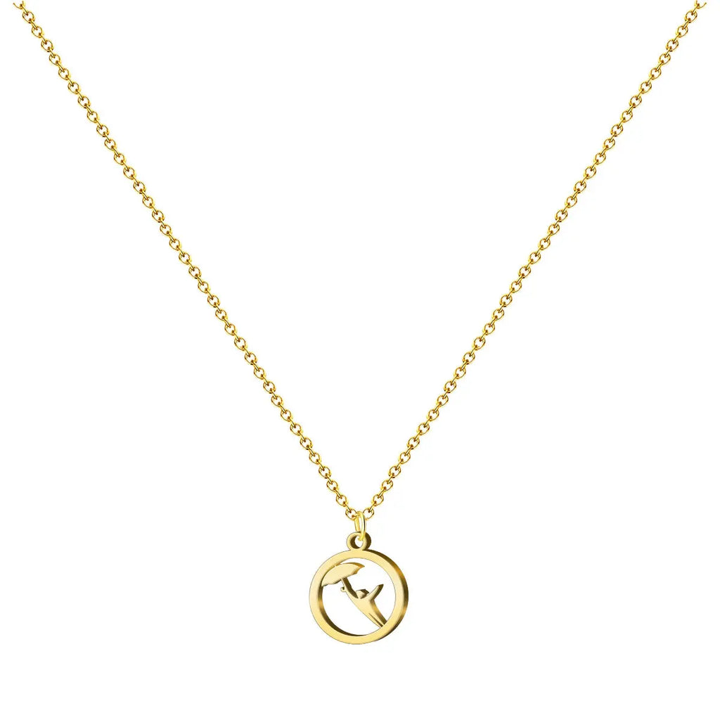 Collar dorado con colgante de Celedón y su paraguas, tarjeta con frase filosófica vasca "Ikusiz ikasi" sobre el aprendizaje y el crecimiento