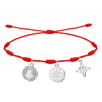 Pulsera de hilo rojo ajustable con 7 nudos y tres dijes de acero plateado: Medalla de San Benito (izquierda), Pentagrama del Tetragrammatón (centro) y Nudo de Bruja (derecha).