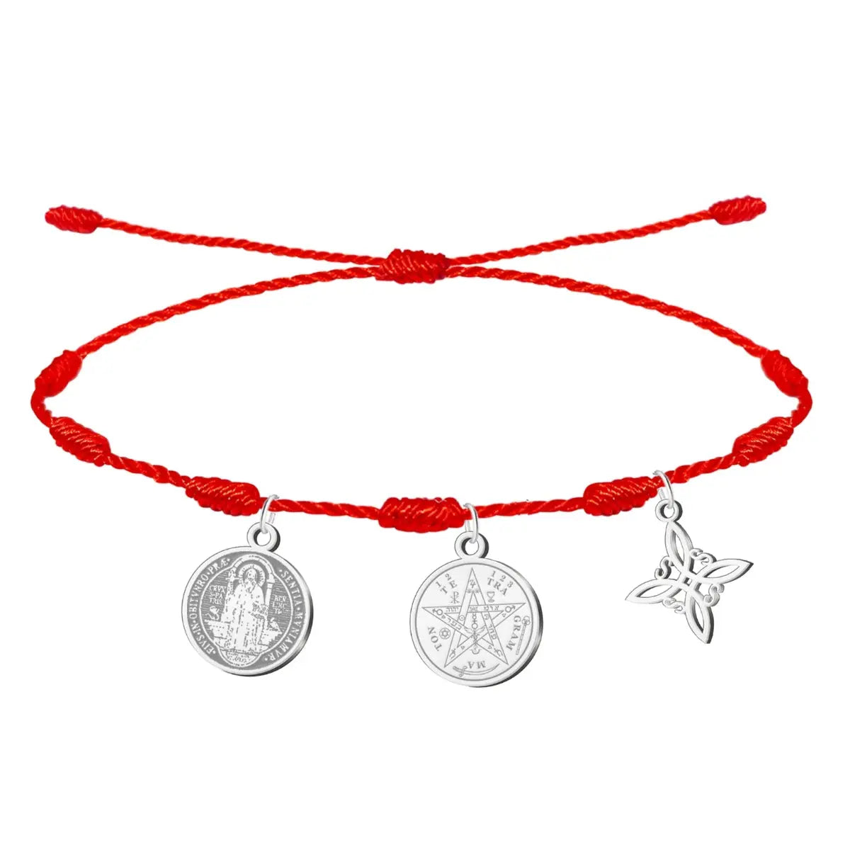 Pulsera de hilo rojo ajustable con 7 nudos y tres dijes de acero plateado: Medalla de San Benito (izquierda), Pentagrama del Tetragrammatón (centro) y Nudo de Bruja (derecha).