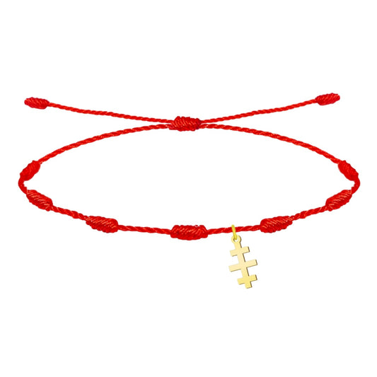 Pulsera de hilo rojo entrelazado con nudos y colgante de Cruz de las Catacumbas en acabado dorado.