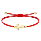 Pulsera de hilo rojo liso con cruz Tau central en acero dorado, esferas decorativas doradas y cierre ajustable.