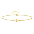 Pulsera de cadena fina con un diseño central de la Cruz Egipcia (Ankh) fabricada en acero inoxidable con acabado dorado brillante y cierre de mosquetón con cadena extensora.