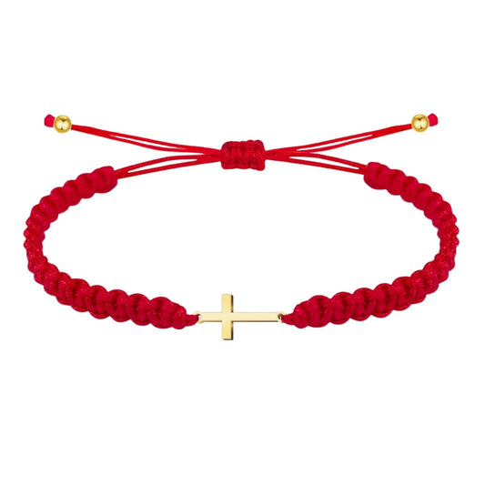 Pulsera de hilo rojo trenzado con cruz latina horizontal en acero dorado y nudo ajustable.