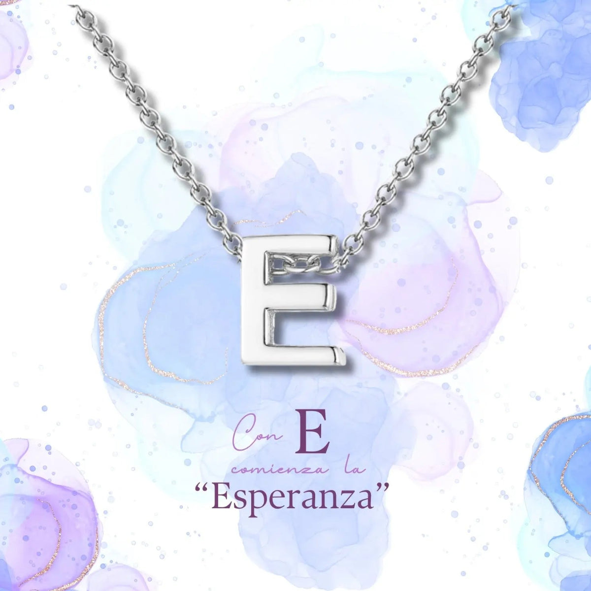 Collar con colgante de inicial letra E de acero inoxidable de alta calidad presentado en su caja de regalo, ideal para un detalle personalizado.