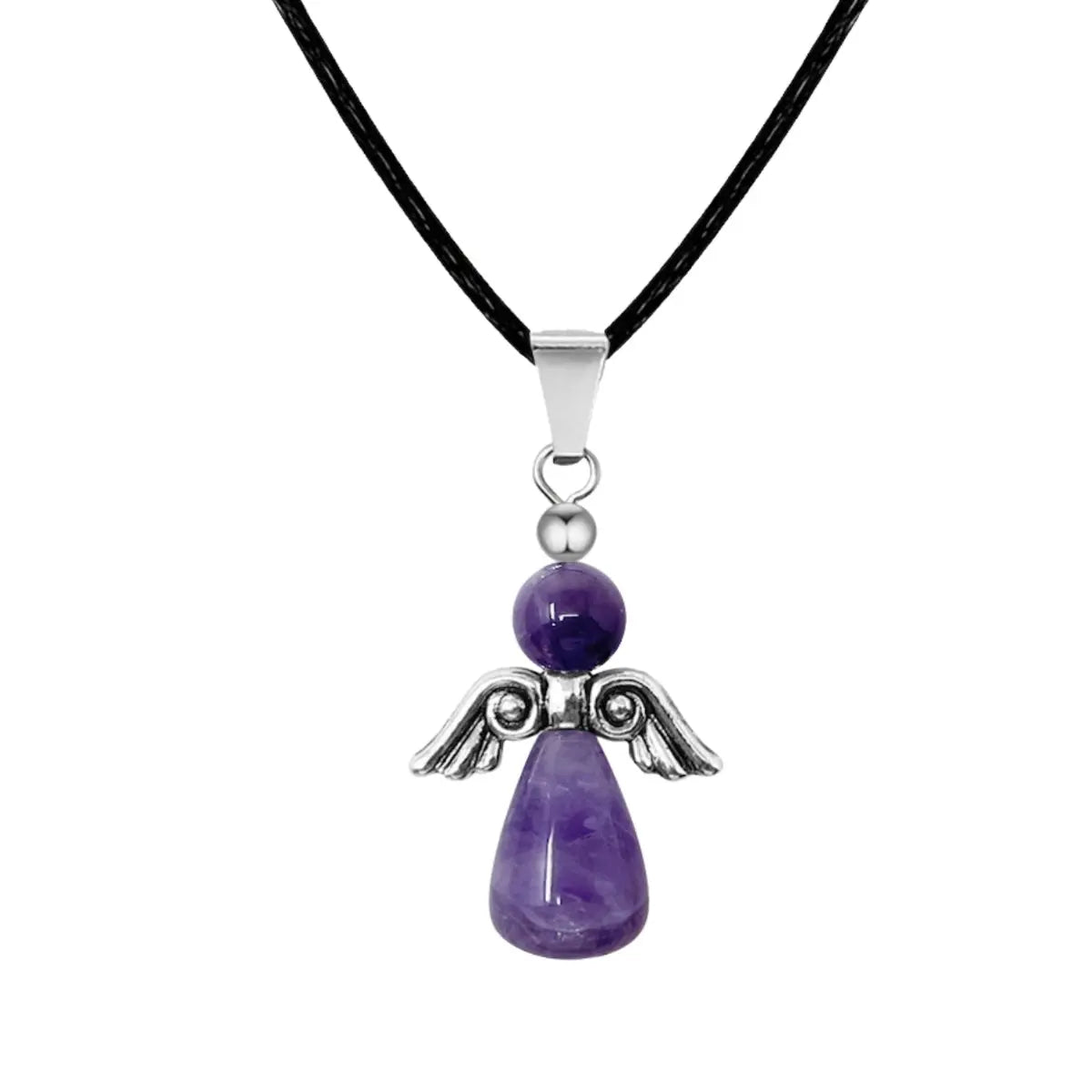 Colgante de Ángel de la Guarda tallado en piedra amatista natural de color violeta profundo, con alas de metal plateado y cordón negro. Amuleto de intuición y paz.
