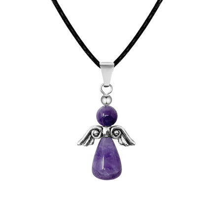 Colgante de Ángel de la Guarda tallado en piedra amatista natural de color violeta profundo, con alas de metal plateado y cordón negro. Amuleto de intuición y paz.