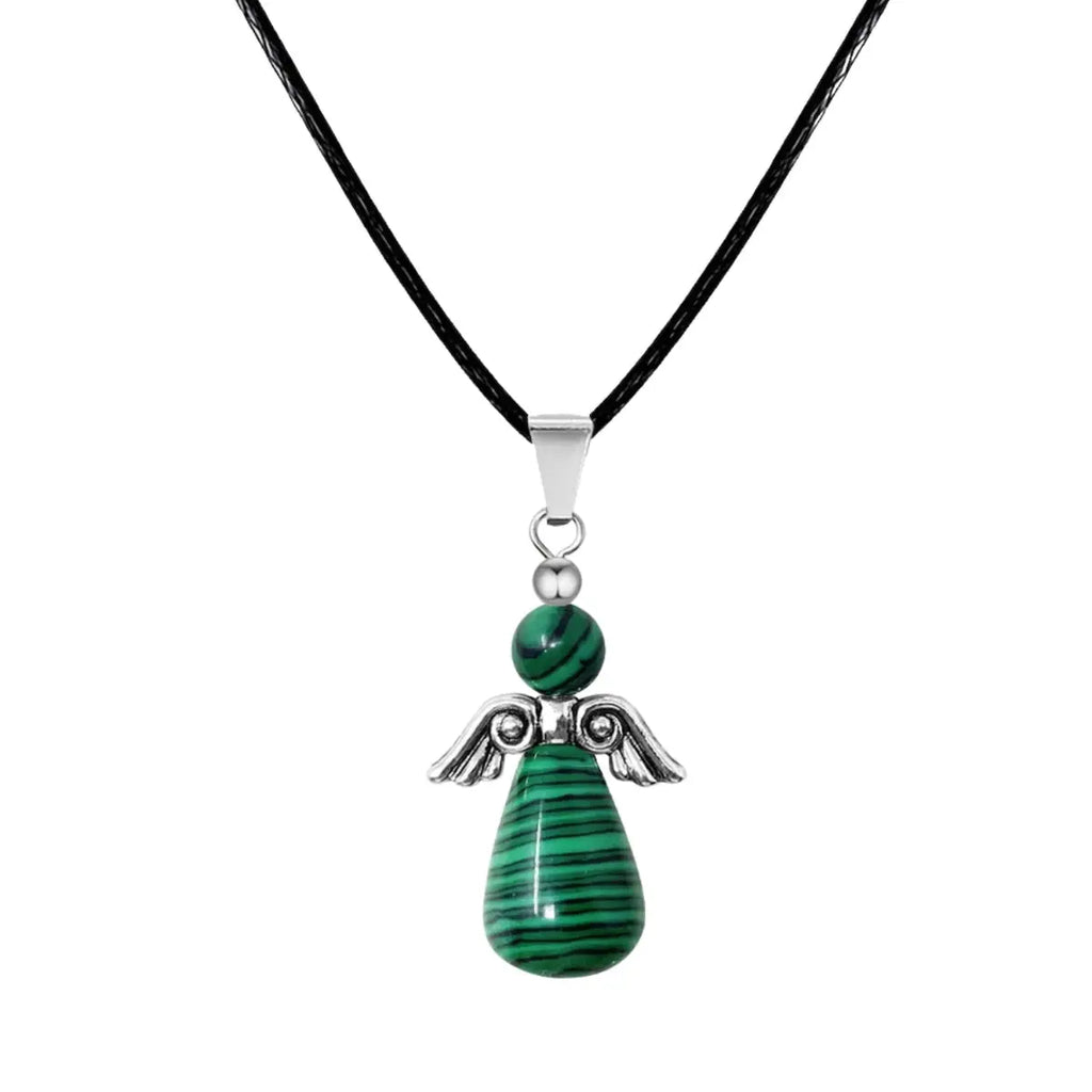 Colgante de Ángel de la Guarda hecho de piedra malaquita con intensas vetas verdes y negras, alas de metal plateado y cordón negro.