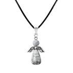 Colgante de Ángel de la Guarda hecho con cuentas de piedra turquesa blanca con vetas grises y alas de metal plateado, collar amuleto de paz.