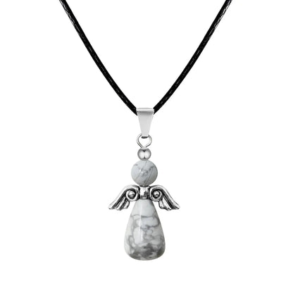 Colgante de Ángel de la Guarda hecho con cuentas de piedra turquesa blanca con vetas grises y alas de metal plateado, collar amuleto de paz.