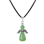 Colgante de Ángel de la Guarda con cuentas de aventurina verde natural y alas de metal plateado, amuleto de suerte y prosperidad con cordón negro.
