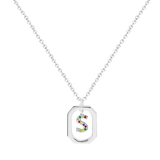 Collar plateado con inicial S en marco geométrico, cristales multicolor. Acero inoxidable 100%. Tarjeta con mensaje "Con S comienzan los Sueños".