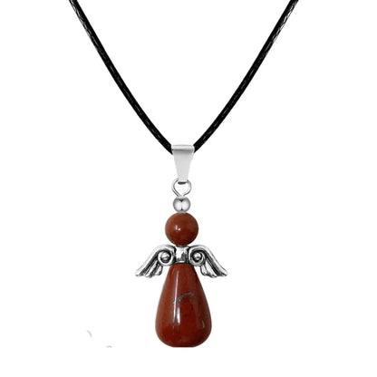 Colgante de Ángel de la Guarda tallado en jade rojo intenso con alas de metal plateado y cordón negro, amuleto de fuerza y pasión.