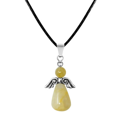 Colgante de Ángel de la Guarda tallado en piedra natural de jaspe amarillo con alas de metal plateado y cordón negro, amuleto de energía y vitalidad.