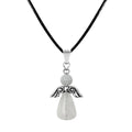Colgante de Ángel de la Guarda tallado en cuarzo blanco lechoso semitransparente con alas de metal plateado y cordón negro, amuleto de limpieza energética.