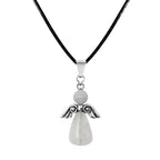 Colgante de Ángel de la Guarda tallado en cuarzo blanco lechoso semitransparente con alas de metal plateado y cordón negro, amuleto de limpieza energética.