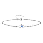 Pulsera de cadena fina plateada con amuleto de Mano de Fátima y ojo turco central en acero inoxidable.