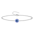 Pulsera de cadena fina plateada en acero inoxidable con un amuleto central de ojo turco azul y cierre ajustable.