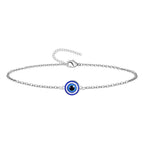 Pulsera de cadena fina plateada en acero inoxidable con un amuleto central de ojo turco azul y cierre ajustable.