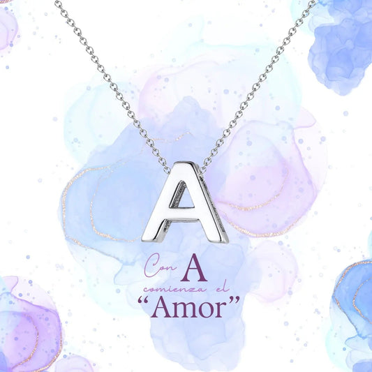 Collar con colgante de inicial letra A en acero inoxidable plateado brillante, presentado dentro de su caja de regalo color turquesa con tarjeta y mensaje "Con A comienza el Amor".
