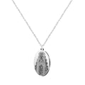 Collar con medalla ovalada de la Virgen del Rocío en acero plateado, grabado detallado de la silueta