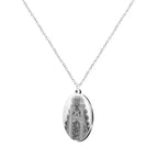 Collar con medalla ovalada de la Virgen del Rocío en acero plateado, grabado detallado de la silueta