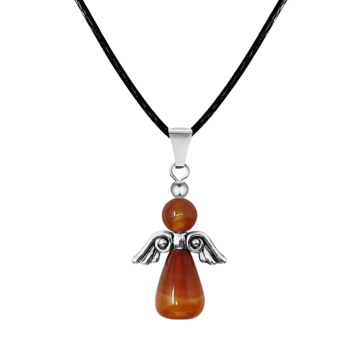 Colgante de Ángel de la Guarda tallado en piedra carneola (cornalina) de color naranja rojizo cálido, con alas de metal plateado y cordón negro. Amuleto de creatividad y vitalidad.