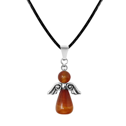 Colgante de Ángel de la Guarda tallado en piedra carneola (cornalina) de color naranja rojizo cálido, con alas de metal plateado y cordón negro. Amuleto de creatividad y vitalidad.