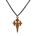Colgante con la Cruz de Santiago en madera con borde metálico dorado, acompañado de un cordón negro liso y cierre ajustable.