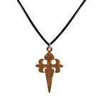 Colgante con la Cruz de Santiago en madera con borde metálico dorado, acompañado de un cordón negro liso y cierre ajustable.